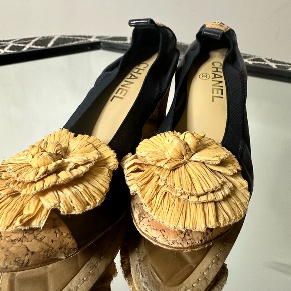 CHANEL Blue Leather Straw Flower Cap Toe Cork Heels Pump Shoes  7 - Picture 4 of 8